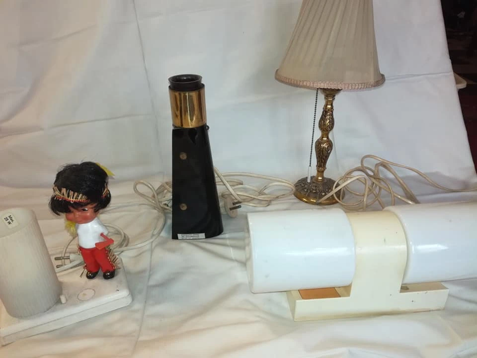 pöytävalaisimia ja seinävalaisin